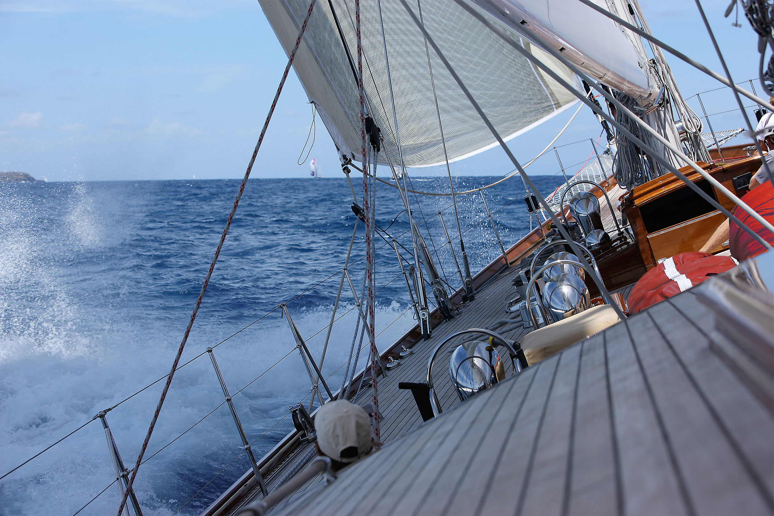 Changing course in customer experience, employee engagement and innovation (sailing boat cutting through waves)